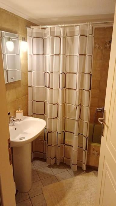 Central Artistic 2-Bedroom Apartment 79Sqm Tripoli Ngoại thất bức ảnh